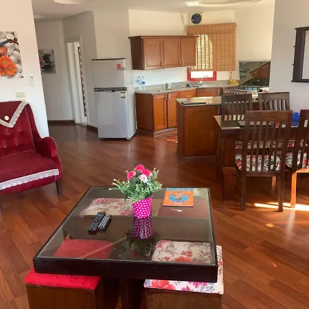 Beautiful Apartment Near The Beach, Pool View